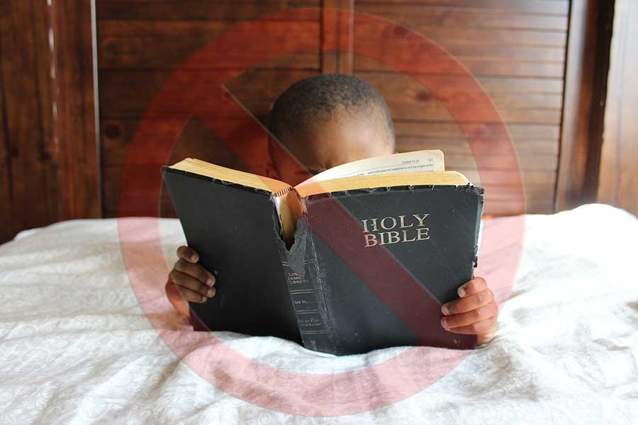 niño prohibido de leer la biblia